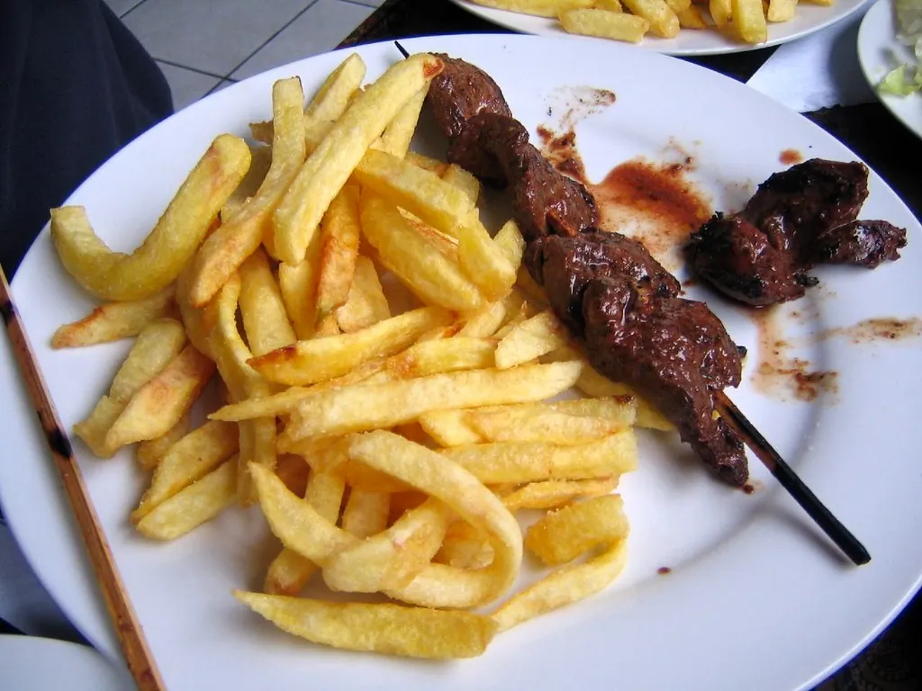 Plato de anticuchos con papas