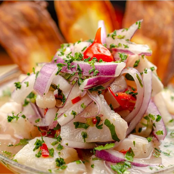 Ceviche de corvina con cebolla morada y culantro