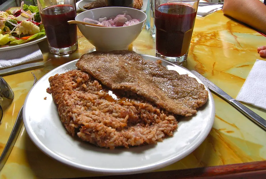 Plato apanado y crocante acompañado de chicha morada